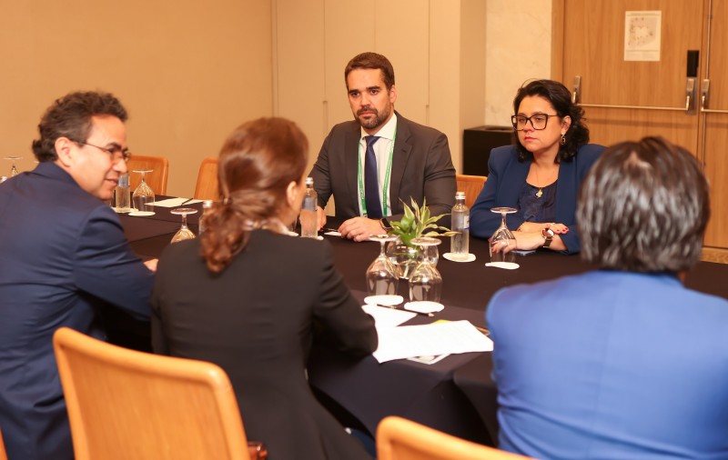 Leite no centro da foto em reunião com representantes do BID, que estão diante dele e de costas.