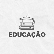 Card em fundo cinza, no qual está escrita a palavra Educação ao centro, logo abaixo de um ícone composto por um chapéu de formando sobre dois livros. No canto inferior direito está a logomarca utilizada pela gestão 2023-2026 do governo do Rio Grande do Sul.