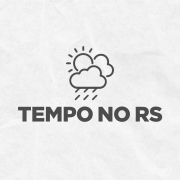 Card em fundo cinza, no qual está escrito Tempo no RS ao centro, logo abaixo de um ícone composto por um sol entre nuvens com riscos que representam a chuva. No canto inferior direito está a logomarca utilizada pela gestão 2023-2026 do governo do Rio Grande do Sul.