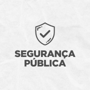 Card em fundo cinza, no qual está escrito Segurança Pública ao centro, logo abaixo de um ícone que representa um distintivo policial. No canto inferior direito está a logomarca utilizada pela gestão 2023-2026 do governo do Rio Grande do Sul.