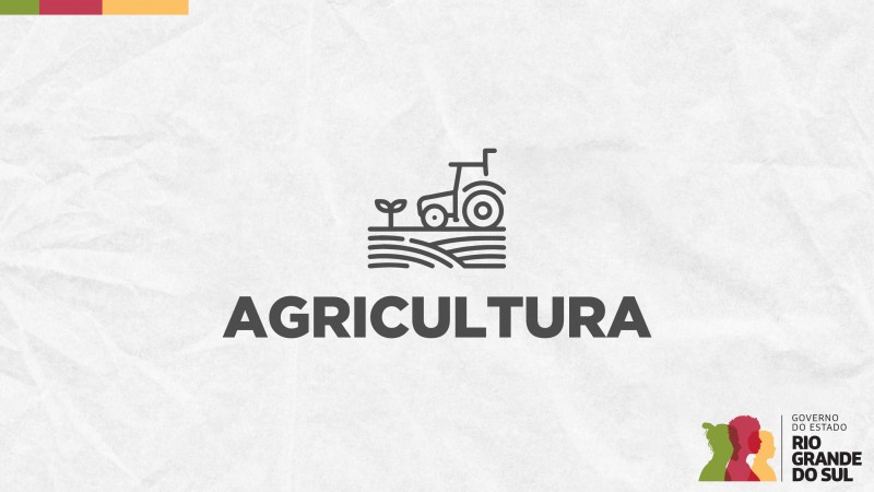 Card em fundo cinza, no qual está escrito Agricultura ao centro, logo abaixo de um ícone que representa uma plantação com um trator sobre ele do lado direito e um ícone de uma planta florescendo do lado esquerdo. No canto inferior direito está a logomarca utilizada pela gestão 2023-2026 do governo do Rio Grande do Sul.