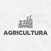 Card em fundo cinza, no qual está escrito Agricultura ao centro, logo abaixo de um ícone que representa uma plantação com um trator sobre ele do lado direito e um ícone de uma planta florescendo do lado esquerdo. No canto inferior direito está a logomarca utilizada pela gestão 2023-2026 do governo do Rio Grande do Sul.