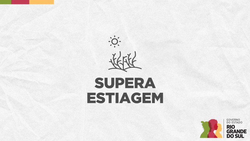 Card em fundo cinza, no qual está escrito Supera Estiagem ao centro, logo abaixo de um ícone formado por uma imagem de galhos secos representando uma plantação afetada pela seca; acima dessa imagem há um sol à esquerda. No canto inferior direito está a logomarca utilizada pela gestão 2023-2026 do governo do Rio Grande do Sul.