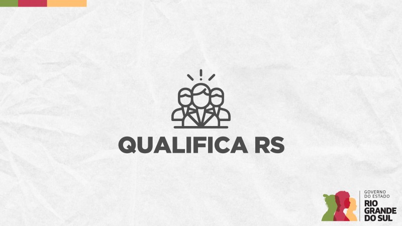Card em fundo cinza, no qual está escrito Qualifica RS ao centro, logo abaixo de um ícone que representa três pessoas: uma ao centro e mais à frente e duas mais atrás, à esquerda e à direita. Também há três traços sobre a cabeça da pessoa mais à frente. No canto inferior direito do Card está a logomarca utilizada pela gestão 2023-2026 do governo do Rio Grande do Sul.