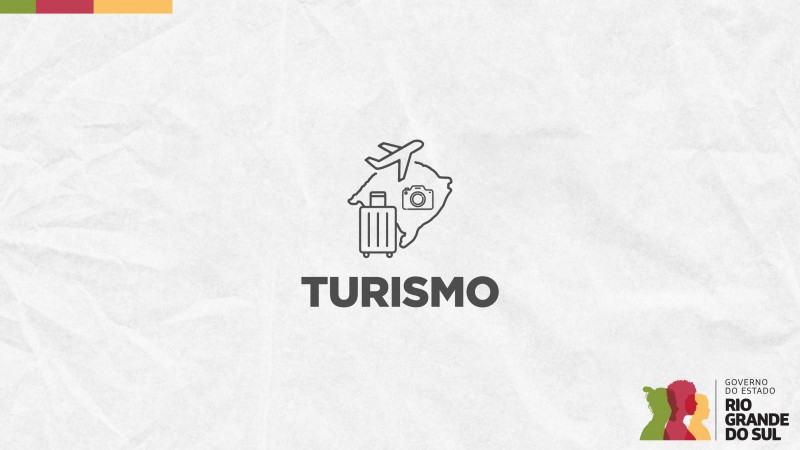 Card em fundo cinza, no qual está escrito Turismo ao centro, logo abaixo de um desenho do mapa do Rio Grande do Sul sobre o qual há três ícones: uma mala, uma máquina fotográfica e um avião. No canto inferior direito do Card está a logomarca utilizada pela gestão 2023-2026 do governo do Rio Grande do Sul.