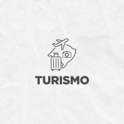Card em fundo cinza, no qual está escrito Turismo ao centro, logo abaixo de um desenho do mapa do Rio Grande do Sul sobre o qual há três ícones: uma mala, uma máquina fotográfica e um avião. No canto inferior direito do Card está a logomarca utilizada pela gestão 2023-2026 do governo do Rio Grande do Sul.