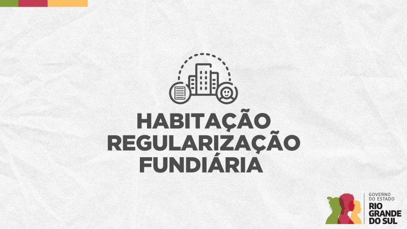 Card em fundo cinza, no qual está escrito Habitação Regularização Fundiária ao centro, logo abaixo de um ícone formado por um prédio ao centro, um contrato dentro de um círculo no canto inferior esquerdo e um rosto de uma pessoa sorrindo dentro de um círculo no canto inferior direito. No canto inferior direito do Card está a logomarca utilizada pela gestão 2023-2026 do governo do Rio Grande do Sul.