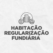 Card em fundo cinza, no qual está escrito Habitação Regularização Fundiária ao centro, logo abaixo de um ícone formado por um prédio ao centro, um contrato dentro de um círculo no canto inferior esquerdo e um rosto de uma pessoa sorrindo dentro de um círculo no canto inferior direito. No canto inferior direito do Card está a logomarca utilizada pela gestão 2023-2026 do governo do Rio Grande do Sul.