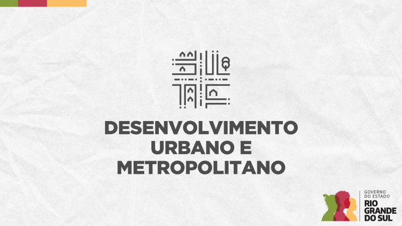 Card em fundo cinza, no qual está escrito Desenvolvimento Urbano e Metropolitano ao centro, logo abaixo de um ícone que representa as ruas de uma cidade vistas de cima. No canto inferior direito do Card está a logomarca utilizada pela gestão 2023-2026 do governo do Rio Grande do Sul.