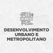 Card em fundo cinza, no qual está escrito Desenvolvimento Urbano e Metropolitano ao centro, logo abaixo de um ícone que representa as ruas de uma cidade vistas de cima. No canto inferior direito do Card está a logomarca utilizada pela gestão 2023-2026 do governo do Rio Grande do Sul.