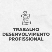 Card em fundo cinza, no qual está escrito Trabalho Desenvolvimento Profissional ao centro, logo abaixo de um ícone que representa um crachá dentro do qual há a imagem de uma pessoa ao lado de uma lista de requisitos sendo checados com sinal de visto. No canto inferior direito do Card está a logomarca utilizada pela gestão 2023-2026 do governo do Rio Grande do Sul.