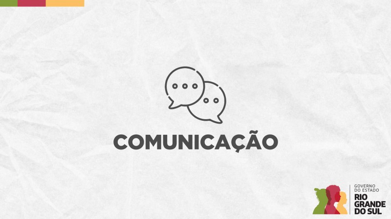 Card em fundo cinza, no qual está escrito Comunicação ao centro, logo abaixo de um ícone formado por dois balões com pontinhos dentro simulando um diálogo. No canto inferior direito do Card está a logomarca utilizada pela gestão 2023-2026 do governo do Rio Grande do Sul.