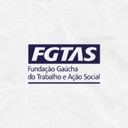 Card em fundo cinza com a logomarca colorida da Fundação Gaúcha do Trabalho e Ação Social ao centro. No canto inferior direito do Card está a logomarca utilizada pela gestão 2023-2026 do governo do Rio Grande do Sul.