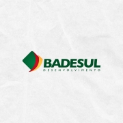 Card em fundo cinza com a logomarca colorida do Badesul ao centro. No canto inferior direito do Card está a logomarca utilizada pela gestão 2023-2026 do governo do Rio Grande do Sul.