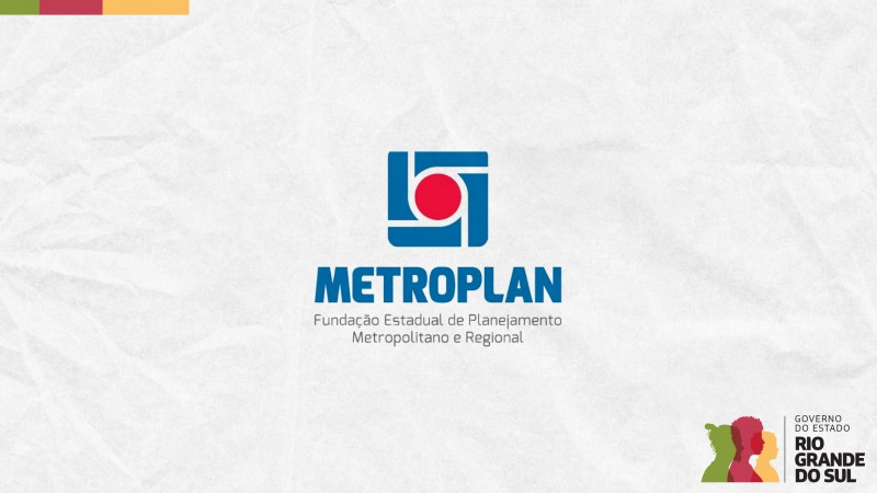 Card em fundo cinza com a logomarca colorida da Fundação Estadual de Planejamento Metropolitano e Regional (Metroplan) ao centro. No canto inferior direito do Card está a logomarca utilizada pela gestão 2023-2026 do governo do Rio Grande do Sul.