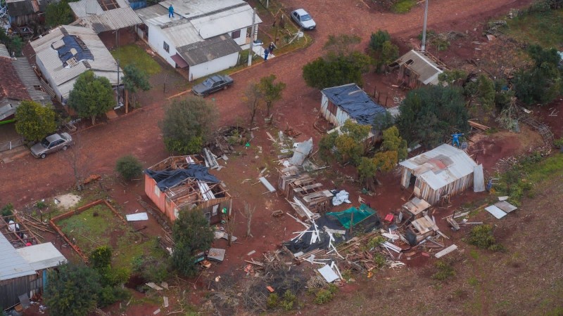 Imagem aérea de Campo Novo na qual aparece uma casa destalhada e entulhos acumulados resultantes da força dos vento do ciclone