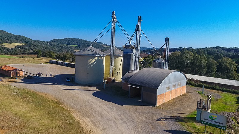 Numa zona rural, instalações de uma unidade de tratamento de grãos, com uma central e silos