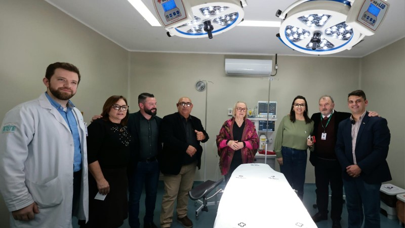 Secretária da saúde e outras pessoas em volta de uma mesa de cirurgia no novo bloco cirúrgico inaugurado no hospital de Guaíba.