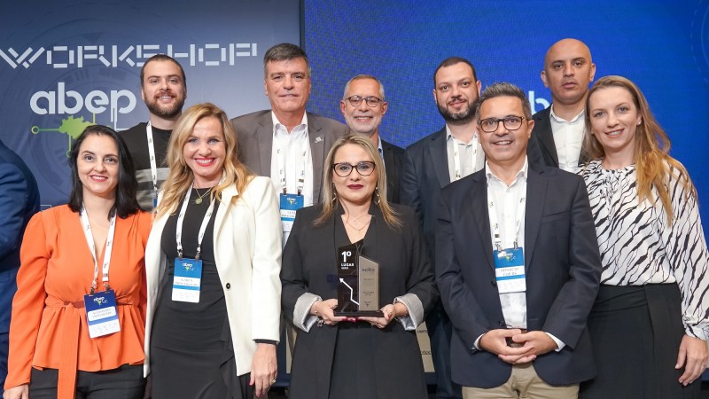 Representantes da SPGG em Brasília exibindo o troféu recebido pelo Rio Grande do Sul pela terceira vez consecutiva como primeiro colocado do índice nacional que mede a maturidade digital dos Estados brasileiros.