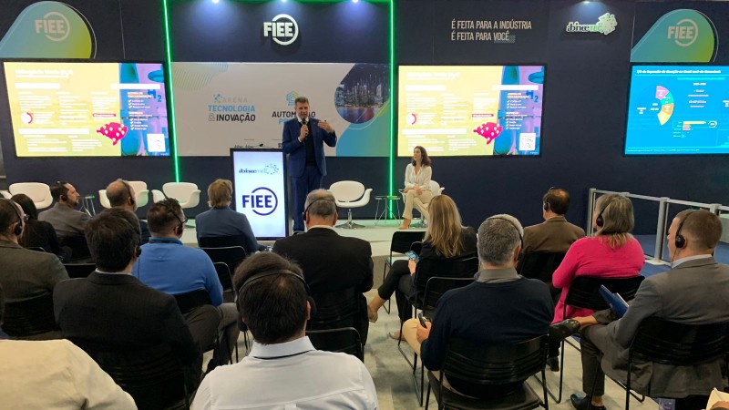 Secretário Ernani Polo palestrando na FIEE