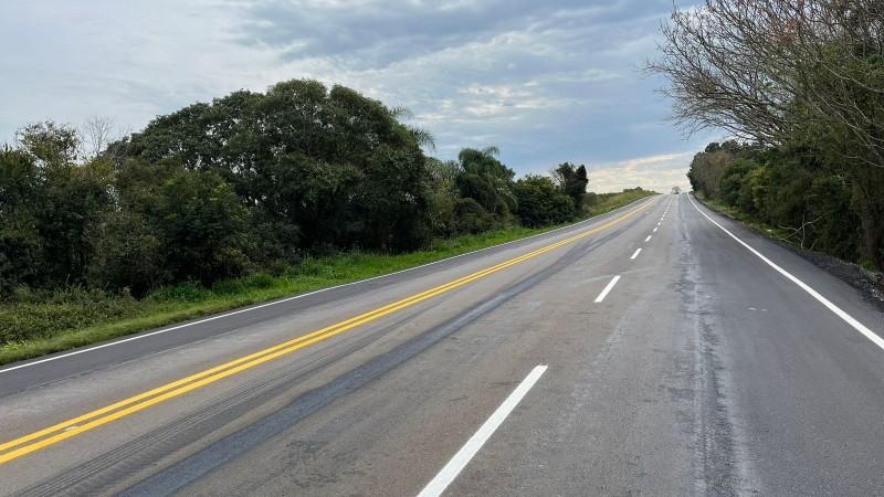 Imagem de um trecho da estrada que recebeu a obra, com destaque para a terceira faixa construída.