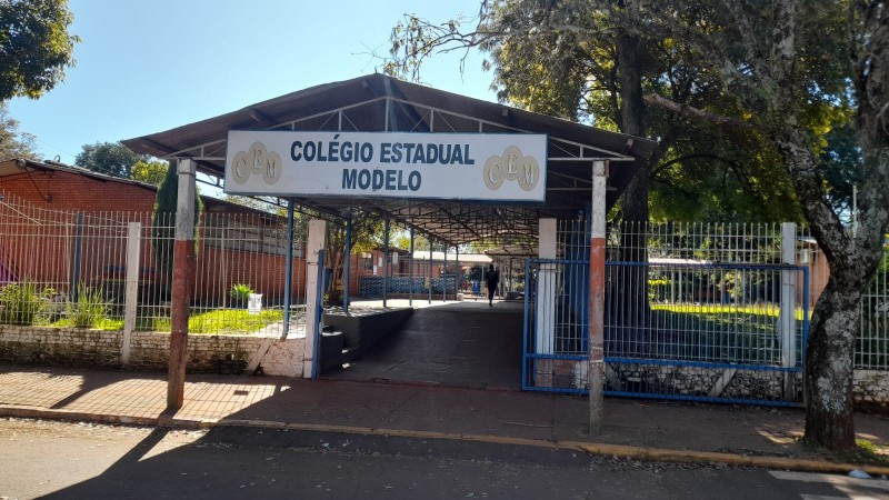 Imagem do portão de entrada do Colégio Estadual Modelo em Ijuí.