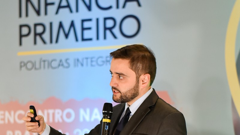 Fofo te Gabriel Souza em close falando em um encontro nacional focado no debate de políticas públicas voltadas à primeira infância, promovido pelas Nações Unidas e pela Fundação Maria Cecilia Souto Vidigal.