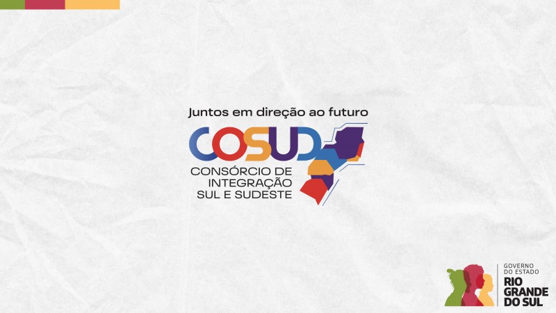 Card em fundo cinza com a logomarca colorida do Consórcio de Integração Sul Sudeste ao centro. Além da sigla em diferentes cores, o significado dela aparece por extenso logo abaixo. Acima da sigla há os dizeres: Juntos em direção ao futuro. Ao lado direito da sigla há um mapa nas mesmas cores da sigla que inclui os Estados do Sul e do Sudeste. No canto inferior direito do Card está a logomarca utilizada pela gestão 2023-2026 do governo do Rio Grande do Sul.