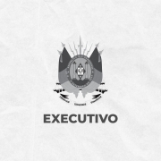 Card em fundo cinza, no qual está escrito Executivo ao centro, logo abaixo do brasão do Estado do Rio Grande do Sul. No canto inferior direito do Card está a logomarca utilizada pela gestão 2023-2026 do governo do Rio Grande do Sul.