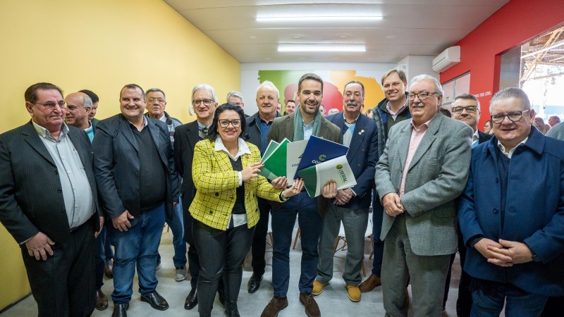 Imagem traz o governador e a secret&aacute;ria de meio ambiente e infraestrutura mais ao centro segurando as documenta&ccedil;&otilde;es das cooperativas. Ao lado deles, &agrave; esquerda e &agrave; direita, os representantes dessas cooperativas.