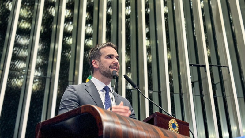 Leite aparece enquadrado, levemente de baixo para cima, falando ao microfone da tribuna do Senado.