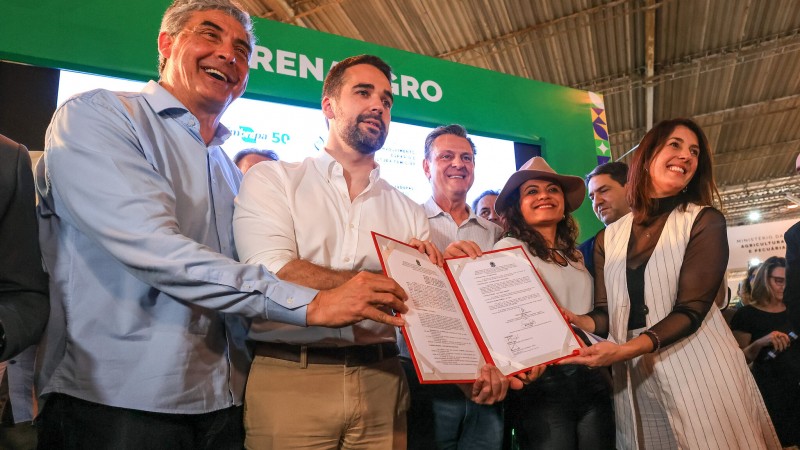O secretário da Seapi, Giovani Feltes, o governador Eduardo Leite, o ministro Carlos Fávaro, e a secretária da Scit, Simone Stülp, seguram pasta vermelha com documento assinado para formalizar protocolo de intenções entre o governo do RS e o Ministério da Agricultura e Pecuária.
