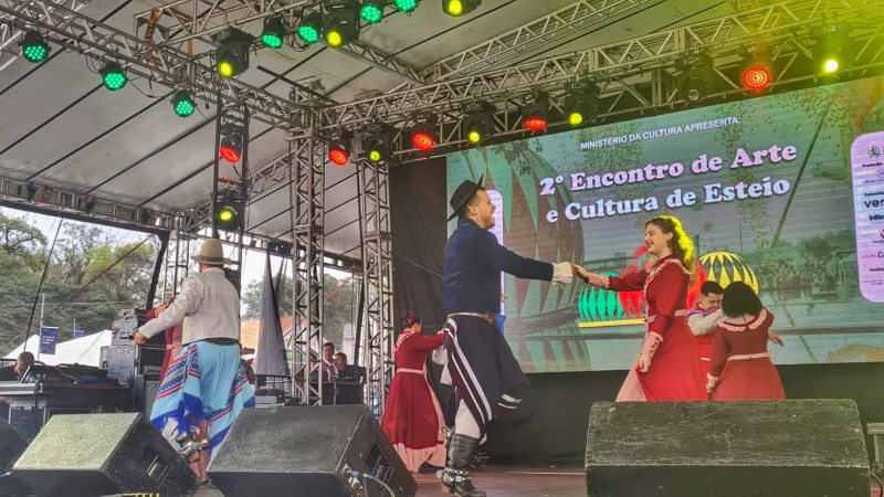 Grupo de dança do CTG Lanceiros da Zona Sul, de Porto Alegre
