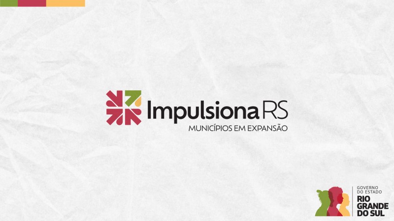 Card em fundo cinza com a logomarca colorida do Impulsiona RS - Municípios em Expansão, formado por três setas vermelhas direcionadas para o centro e uma quarta verde amarela apontando para fora, todas reunidas. No canto inferior direito do Card está a logomarca utilizada pela gestão 2023-2026 do governo do Rio Grande do Sul.
