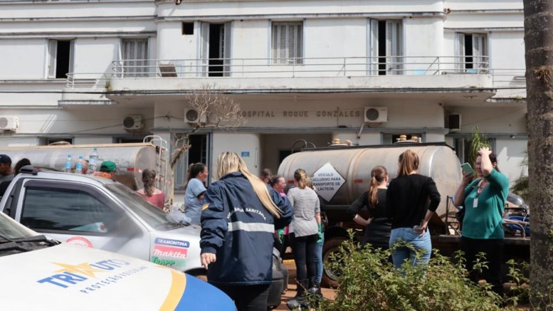 Imagem da fachada do hospital de Roca Sales, com diversos veículos de pessoas na frente. A foto registra a chegada da equipe da Secretaria da Saúde a Roca Sales. 