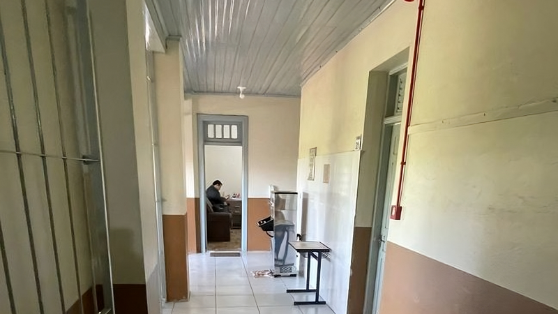 Foto em ambiente interno, mostra um corredor da escola 