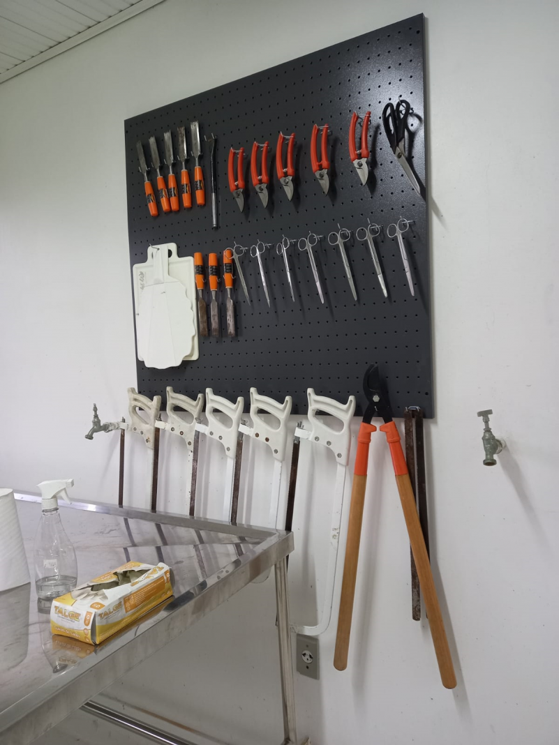 Painel de instrumentos na sala de necropsia do IPVDF