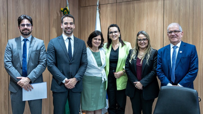 Foto posada na qual estão Leite e a ministra da Saúde, Nísia Trindade, na reunião de Leite com o Ministério da Saúde para discutir recursos para o Teto Mac. Há mais dois homens e duas mulheres na imagem.