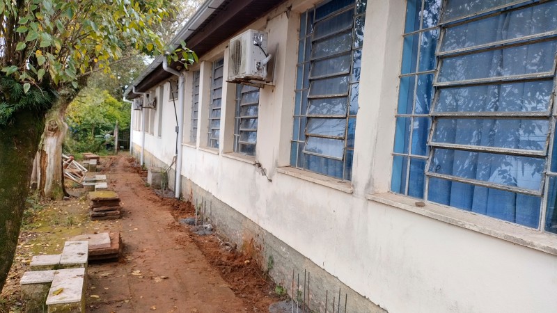 Imagem de uma das laterais da Escola Estado de São Paulo, que parece possuir apenas o andar térreo.