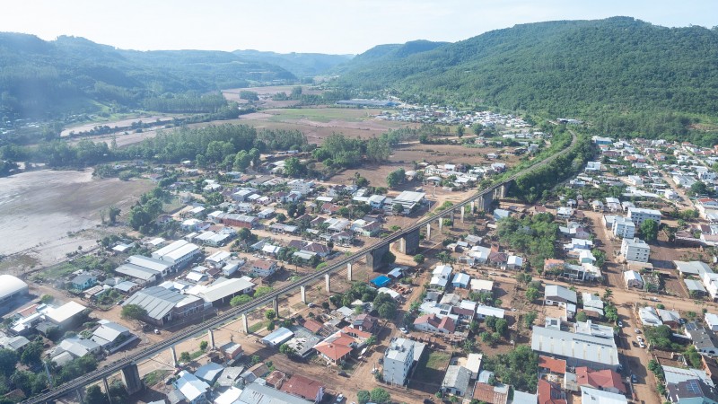 Foto aérea da cidade de Muçum, mostrando os estragos das últimas enchentes no município.