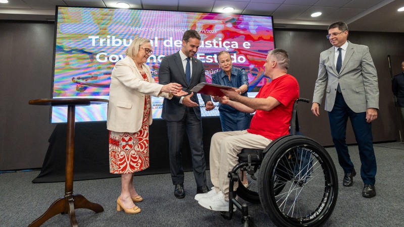 Entrega de convite e assinatura de anúncio e portarias no TJ RS leite e arita jan24