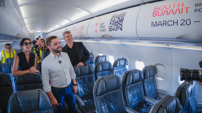 Autoridades entraram na aeronave para ver a customização interna