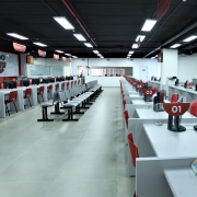 Imagem geral das novas instalações da unidade do Tudo Fácil no Centro de Porto Alegre. Podem ser vistos guichês de atendimento e a marca Tudo Fácil em uma das paredes e cadeiras de espera.