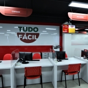 Imagem geral das novas instalações da unidade do Tudo Fácil no Centro de Porto Alegre. Podem ser vistos guichês de atendimento e a marca Tudo Fácil em uma das paredes.