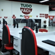 Imagem geral das novas instalações da unidade do Tudo Fácil no Centro de Porto Alegre. Podem ser vistos guichês de atendimento e a marca Tudo Fácil em uma das paredes.