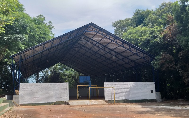 Entorno e estruturas metálicas da quadra coberta da Buriti, em Santo Ângelo, foram recuperados