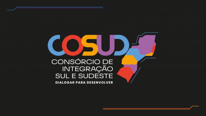 Card em fundo preto com a logomarca colorida do Consórcio de Integração Sul Sudeste ao centro. Além da sigla em diferentes cores, o significado dela aparece por extenso logo abaixo. Abaixo há os dizeres: Diálogos para desenvolver. Ao lado direito da sigla há um mapa nas mesmas cores da sigla que inclui os Estados do Sul e do Sudeste.