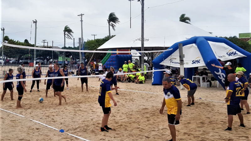 Imagem de duas equipes disputando uma partida de vôlei nas areias da Praia do Laranjal, em Pelotas