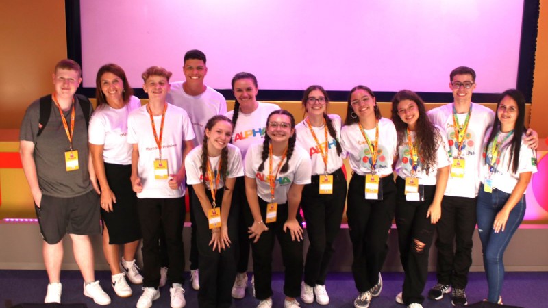 Foto posada dos finalistas do HackaTchê 2024. Ao todo são quatro jovens do sexo masculino e sete do sexo feminino. Alguns estão abraçados e todos estão em pé.