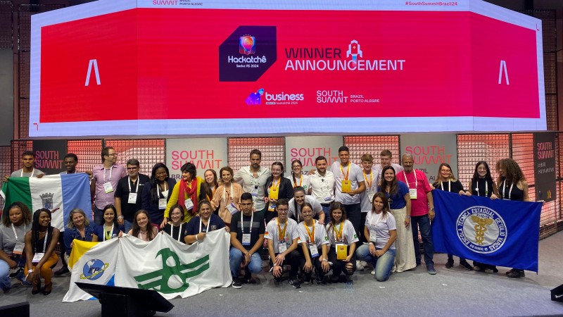 Equipes subiram ao palco para foto oficial com autoridades e jurados